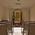 地下1階法要室ご荘厳には純金箔押し仕上げに各宗派の掛軸が掛けられます。