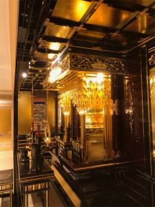中尊格子天井には純金鍍金透かし金具が施され、御本尊様の周りには瓔珞が飾られています。